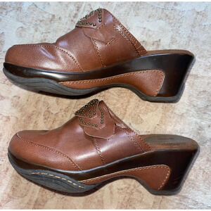 Bass Hayley sz 8 Clogs Slip On Shoes Brown Studded Heel 4971-261